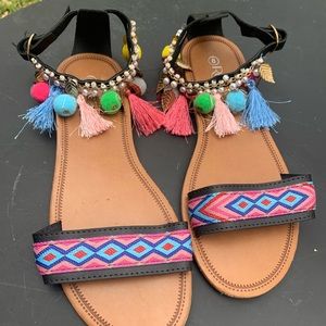 NWT Refresh Women’s size 8 charm snd tassel sandal